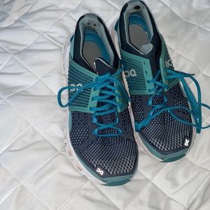 Selling women’s On Running tennis shoes!! Have been worn but are washed!